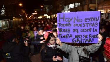 Una gran columna de gente marchó por Cipolletti pidiendo justicia por el crimen de Agustina Fernández. Foto Yamil Regules