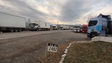 Los camioneros varados se asisten con mercadería en los comercios de Las Lajas. Foto: Gentileza