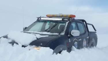 Hay tramos de lasa rutas de Neuquén con acumulación de nieve y hielo. Foto: Gentileza Facebook Subsecretaría de Defensa Civil y Protección Ciudadana