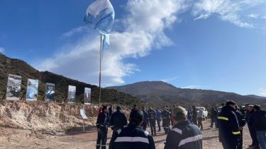 Homenajearon a los héroes de Malvinas en un yacimiento de Rincón de los Sauces. Foto gentileza.