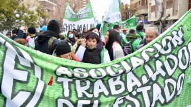 Los estatales de Neuquén marcharon hasta Casa de Gobierno. Foto: Matías Subat