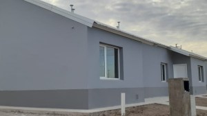 Realizan las últimas terminaciones en las 62 viviendas de Roca