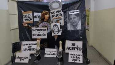 La figura de la gobernadora fue la protagonista en la intervención que se realizó en el hall del hospital. Foto gentileza.