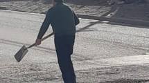Imagen de El vecino que agarró la pala y salió a tapar baches en Centenario