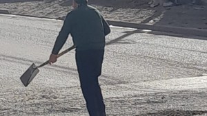 El vecino que agarró la pala y salió a tapar baches en Centenario