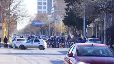 Los autos que no logran divisar a tiempo el corte deben volver en contramano hasta la avenida Roca. Foto Andrés Maripe