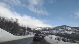 El caos vehicular en el camino al cerro Chapelco preocupa: dispusieron cortes intermitentes