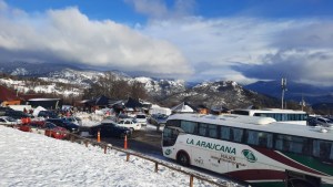Camino a Chapelco colapsado: buscan ordenar el estacionamiento y exigen cadenas