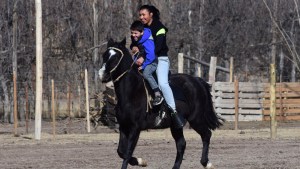 Cabalgatas: una pasión que incluye a los niños en Roca