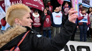 Estatales rionegrinos llevaron su reclamo salarial al Centro Cívico, en Bariloche