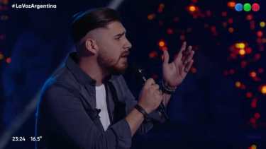 Axel Riquelmes interpretó un tema de los hermanos Berbel, en La Voz Argentina. Foto: Captura video