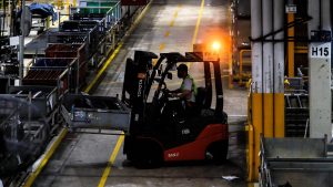 La industria cayó un 1,1% mensual durante mayo, según el Indec