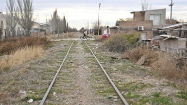 La mayoría de los pasos a nivel  no tienen barrera ni señalización. Hay alrededor de 15 en Cipolletti. (Florencia Salto) 
