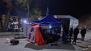 Dos  jóvenes detenidos tras embestir con el auto el acampe policial en Viedma