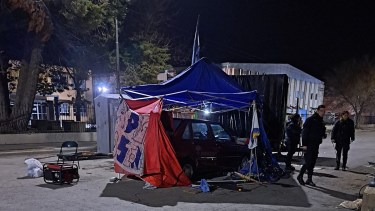 El auto embistió una de las carpas que se encuentran en el acampe frente al Ministerio de Seguridad y Justicia. Foto Gentileza.