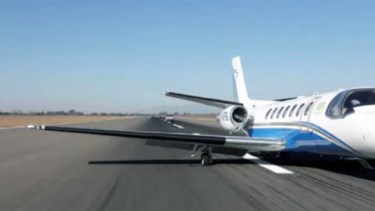 El Cessna Citation V Ultra quedó inmóvil ayer en la pista del aeropuerto internacional de Salta.  La llegada al país fue con su matrícula nueva.