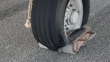 El avión pudo ser retirado con un gato hidráulico y unas rueditas de apoyo. Foto: gentileza.-