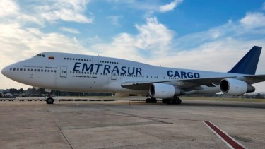 La aeronave que quedó retenida en el aeropuerto de Ezeiza. 
