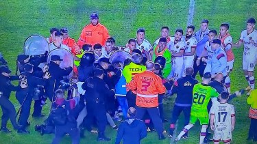 Los jugadores de Patronato se enfrentaron con la policía después del partido. Foto: captura de TV