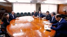 Imagen de Batakis inició reuniones con los gobernadores y en la primera ronda participaron Gutiérrez y Kicillof