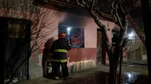 Imagen de Incendio en una casa de Roca: vecinos ayudaron a rescatar a un hombre de las llamas