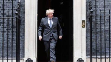 El primer ministro británico se encuentra en una posición muy delicada tras la renuncia de dos de los ministros.