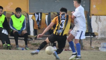Catriel le había ganado 4 a 3 a Atlético Regina en octavos de final, pero perdió en el escritorio. 