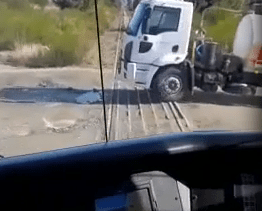 El camión de la CEB avanzó por un paso a nivel sin barreras a pesar de las bocinas del tren que finalmente lo embistió. Captura de video