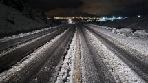 Imagen de Nieve en Bariloche: suspenden clases en turno mañana y piden precaución para circular