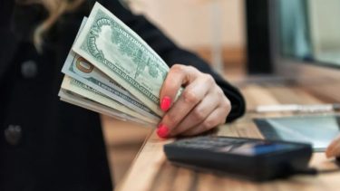 Los dólares en el mercado paralelo tuvieron una importante caída en su cotización. 