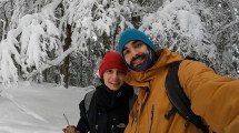 Imagen de Se despertaron con medio metro de nieve en Villa Pehuenia y no pueden creer lo que pasó después…