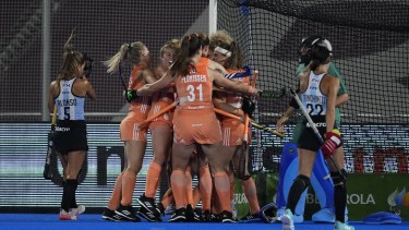 Las neerlandesas festejan el primer gol del partido en la final del Mundial contra Argentina. 