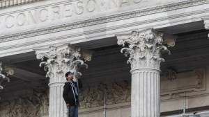 Rescataron al hombre que se subió a un andamio en el Congreso y amenazó con arrojarse al vacío