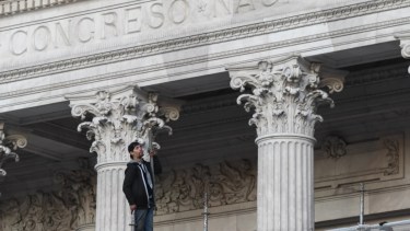 En el Congreso | Por obras, se encuentra instalado en la fachada del Palacio Legislativo y desde allí amenazó con arrojarse al vacío hasta que fue reducido. Foto Télam