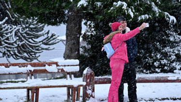 La selfie con nieve y en pleno Centro Cívico, la postal de los turistas estas vacaciones de invierno. Foto: Chino Leiva