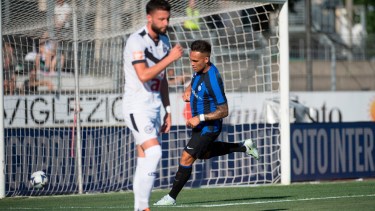 Lautaro Martínez festeja uno de sus goles contra Lugano en el amistoso de hoy para Inter. Foto: AP