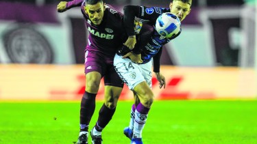 José Sand no puede contra su marcador. Lanús se quedó en el camino y no pasó de octavos de final. (AP Photo/Natacha Pisarenko)