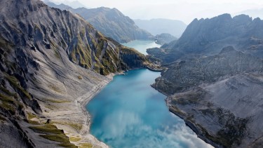 La "Bateria de agua" se compone de dos embalses a distintos niveles. Foto: Nant de Drance. 