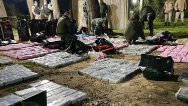 Según la pesquisa, 658 kilos fueron hallados escondidos en una habitación de una casa del country "El Centauro" de la localidad de Canning, mientras que 889 kilos fueron secuestrados en una cabaña llamada "Don Oscar". Foto: Agencia Télam. 