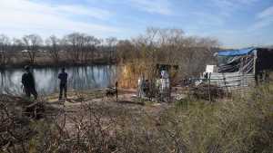 Los habitantes de la vera del río Neuquén, a metros del millonario mirador de dos plantas