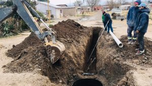Comenzó la ampliación de la red cloacal para un barrio de Huergo