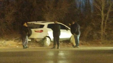 La camioneta que robaron y en la que escaparon los delincuentes quedó abandonada a la vera de un camino rural en Cervantes. (Foto gentileza)