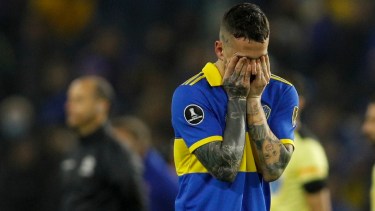 Benedetto se agarra la cara, decepcionado por su actuación, que fue decisiva en la eliminación de Boca contra Corinthians. Foto: AP 