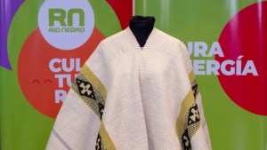Presentan el Poncho Rionegrino en la Fiesta Nacional en Catamarca