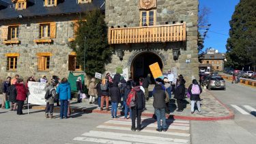 Los manifestantes se congregaron en el Centro Cívico para rechazar una vez más el inminente aumento del boleto de colectivo en Bariloche. (foto gentileza)