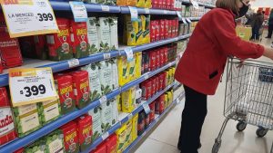El Gobierno negocia otro congelamiento de precios y con los valores en las etiquetas