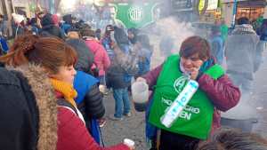 Protesta y olla popular en pleno centro de Roca por Salario Básico Universal