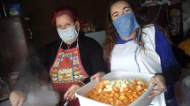 Imagen de Dan de comer a 200 vecinos en Roca y no cuentan con servicio de gas
