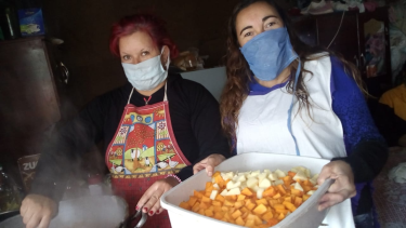 De lunes a viernes cocinan para familias de Barrio Noroeste. Foto gentileza