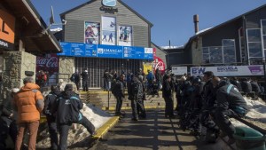 Trabajadores del cerro Catedral forzaron el cierre del complejo por la muerte de un operario